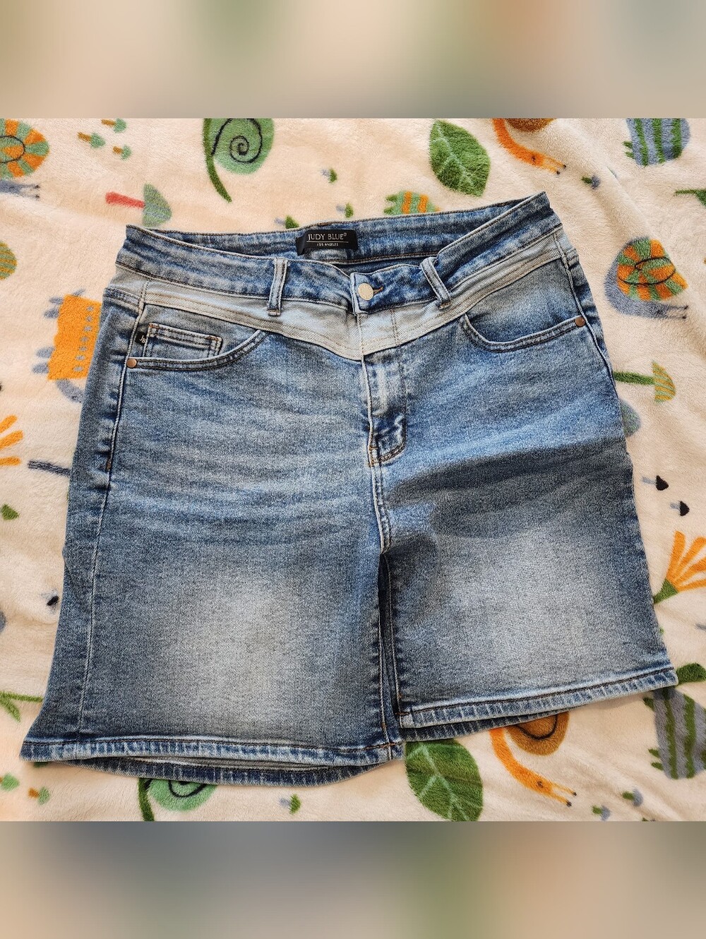 Judy Blue Medium Wash Colorblock Denim Shorts Size 1XL.